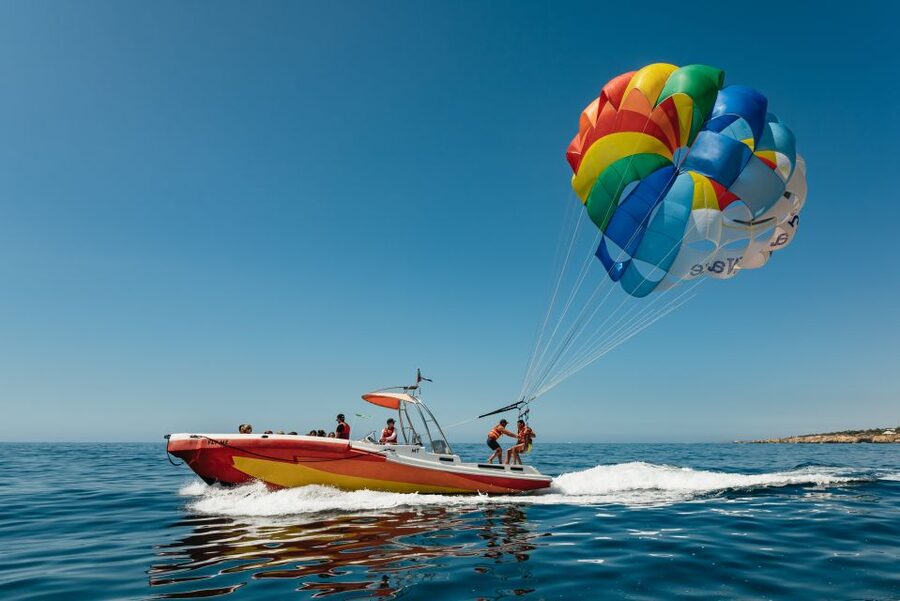 Albufeira: Parasailing Boat Trip - How the 90-minute outing works