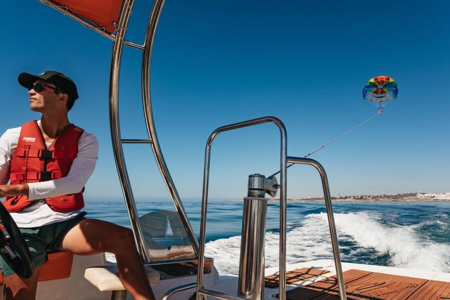 Albufeira: Parasailing Boat Trip - What the crew does well