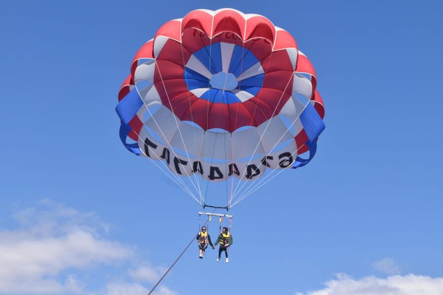 Alicante: Boat Trip and Parasailing Experience with Drink - Who should book this parasailing trip