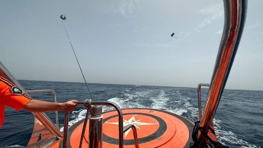 Benalmádena: Deluxe Parasailing Flight from Benalmadena Port - The 12 to 15-minute flight