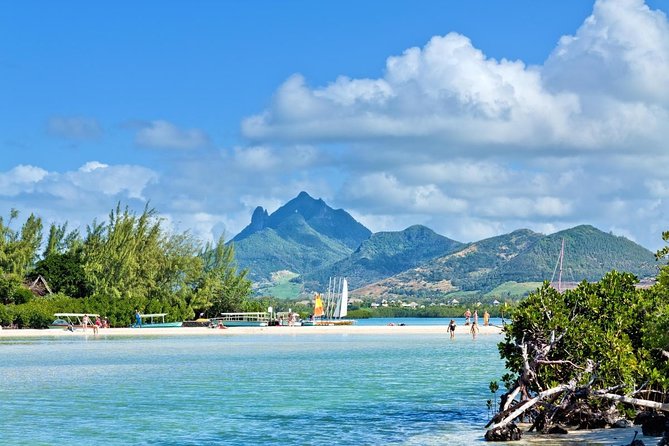 Catamaran Experience to Ile aux cerf: incl: Parasailing, Lunch, GRSE & Transfer - Sailing east from Trou d’Eau Douce