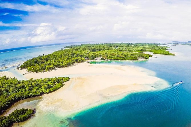 Ile aux Cerf: Speed boat with Parasailing & Tube Riding and Lunch - Barbecue lunch at Islet Margenie