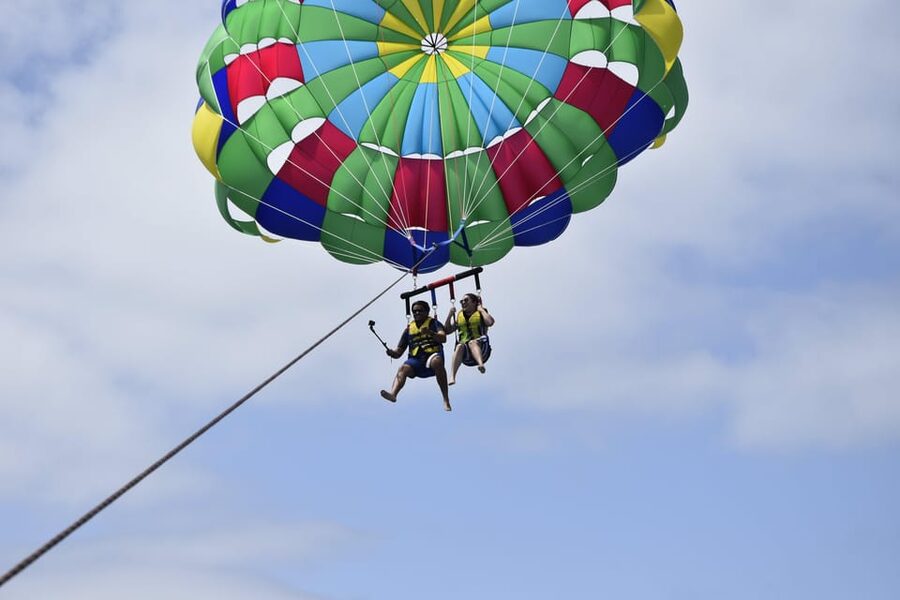 Lanzarote: Parasailing Adventure in Puerto del Carmen - Flying with children, friends, or a partner