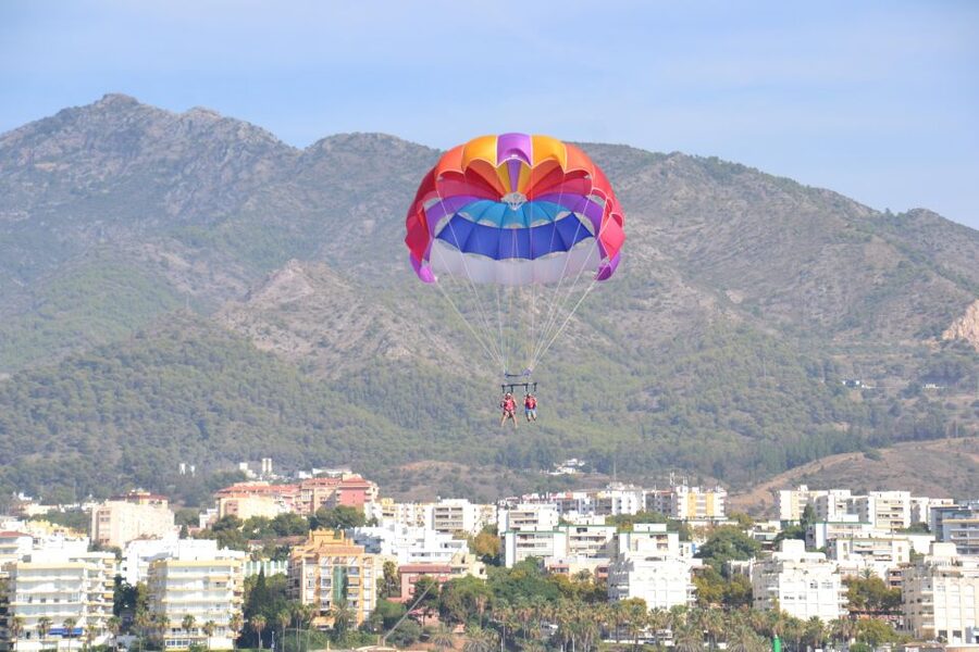 Marbella from the heights: Parasailing - Rising to 80 metres above the coast
