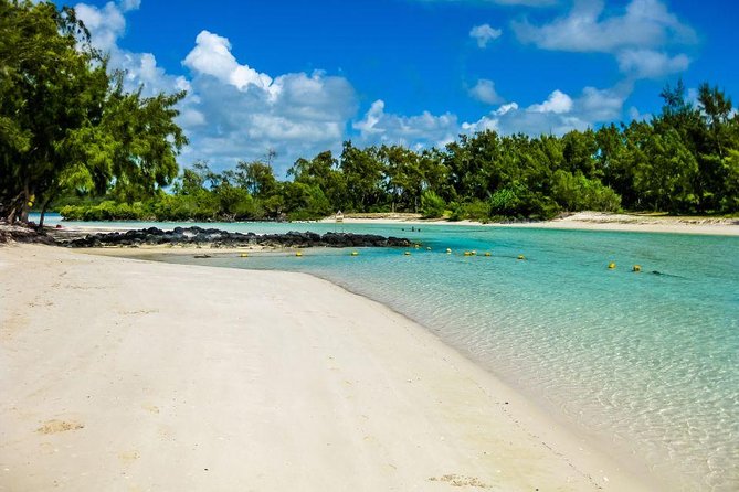 Marvelous Ile aux Cerf island: Speed Boat, Parasailing, Lunch & GRSE waterfall - Parasailing over the Mauritian coast
