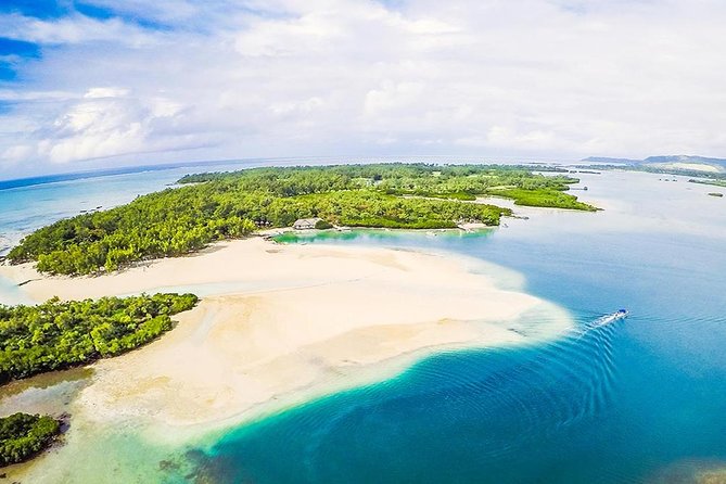 Marvelous Ile aux Cerf island: Speed Boat, Parasailing, Lunch & GRSE waterfall - Visiting Grand River South East Waterfall by boat