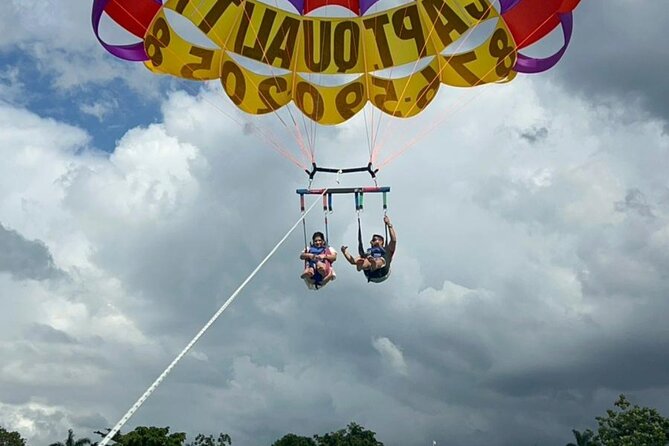 Negrils Seven Miles Beach, Rick's cafe and Parasailing Tour. - Rick’s Cafe and the cliff-jumping show