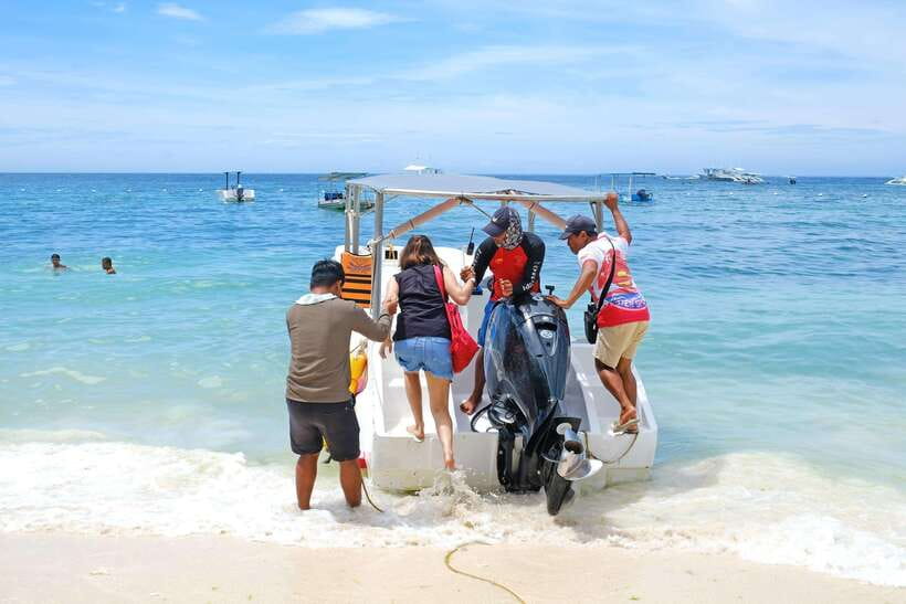 Panglao: Solo or Tandem Parasailing Experience near Alona - Taking off from Alona Beach