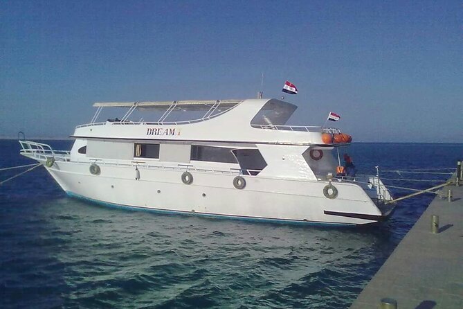Parasailing off the coast of Sharm el Sheikh - Flying with a partner