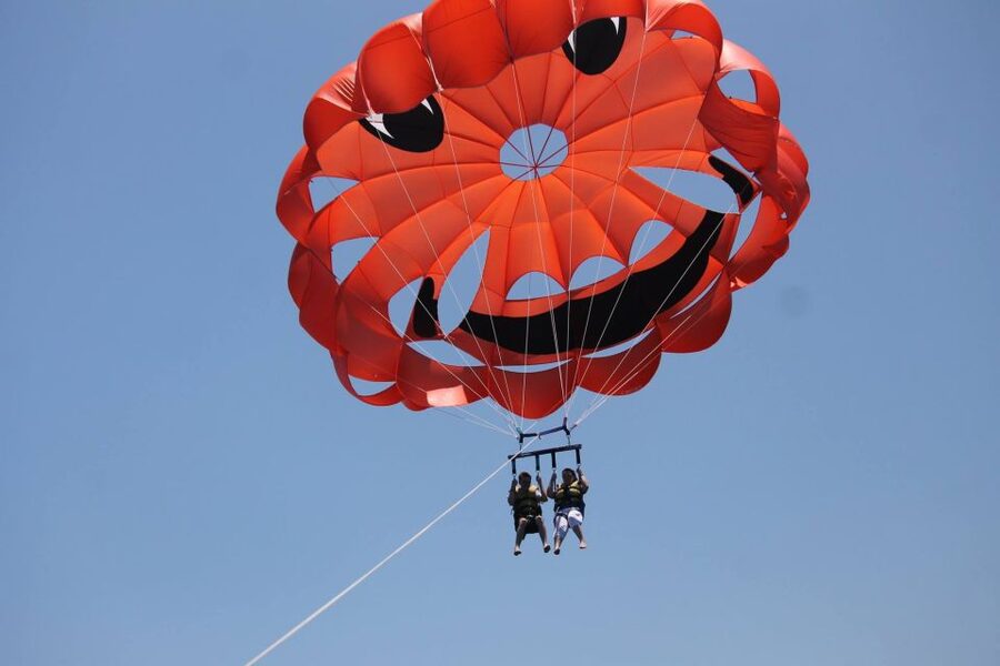 Puerto del Carmen: 10-Minute Parasailing Expereince - The 10-minute flight at 50 or 80 meters