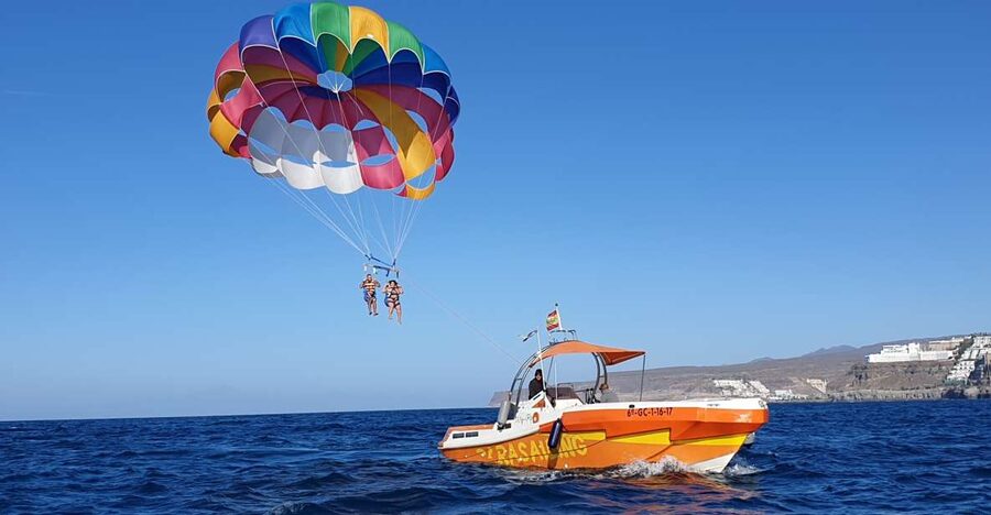 Puerto Rico de Gran Canaria : Parasailing - Getting fitted with the harness and life jacket