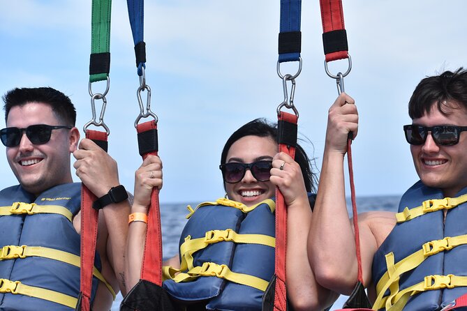 Waikiki: Parasailing in Hawaii - Diamond Head Crater from the air